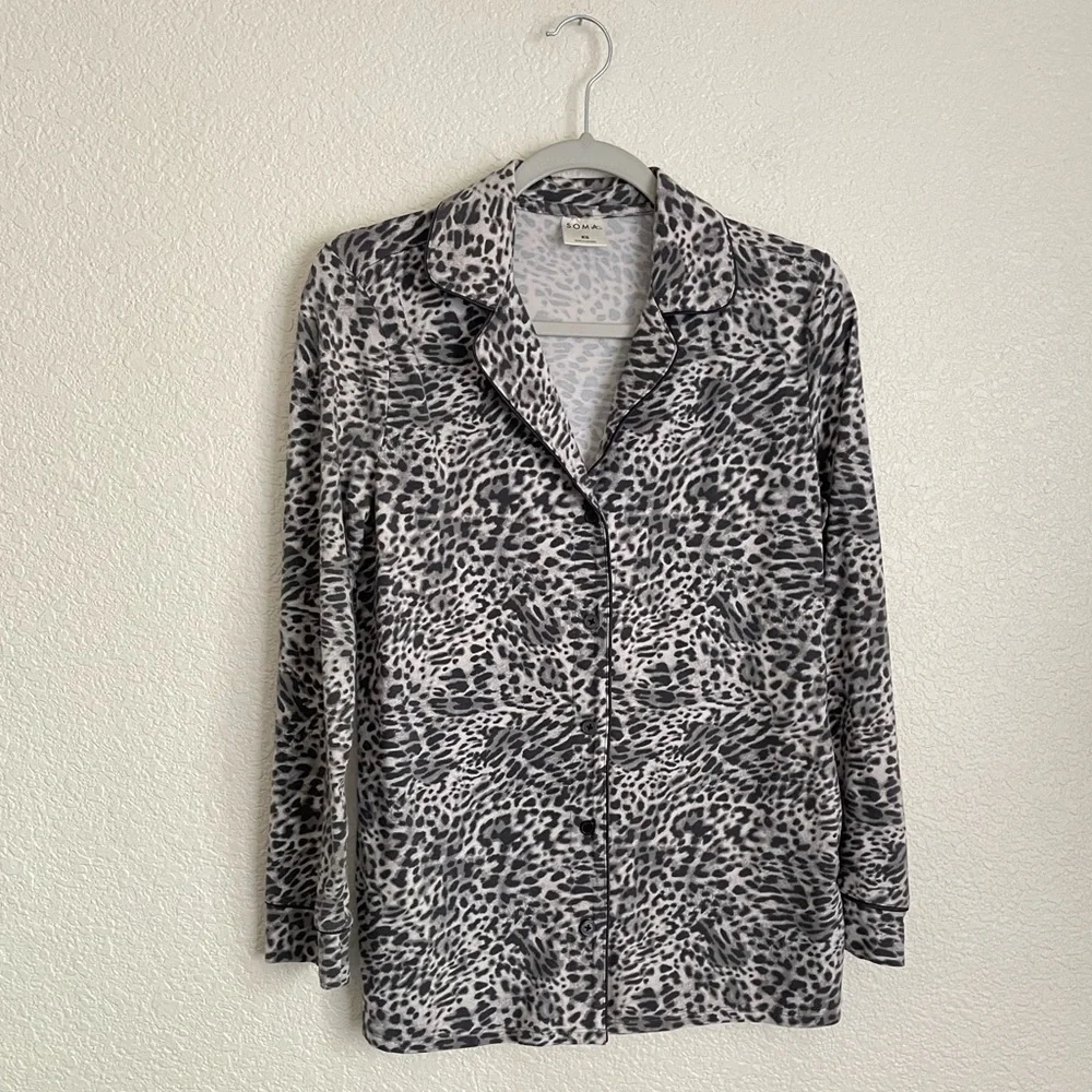 Soma Embraceable Long Sleeve Notch Collar Pajama Top XS Grey Animal Print - Picture 2 of 9